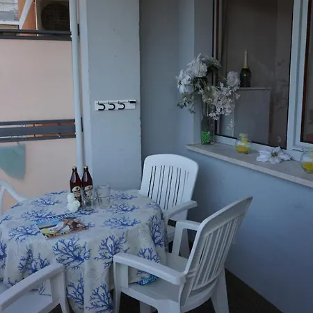 Spacious Three-room With Terrace And Swimming Pool Lignano Sabbiadoro