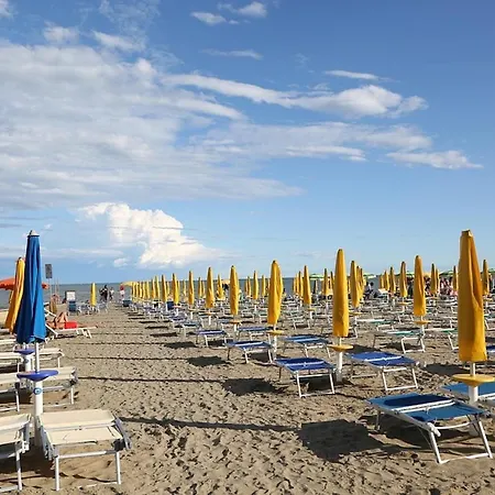 Spacious Three-room With Terrace And Swimming Pool Lignano Sabbiadoro